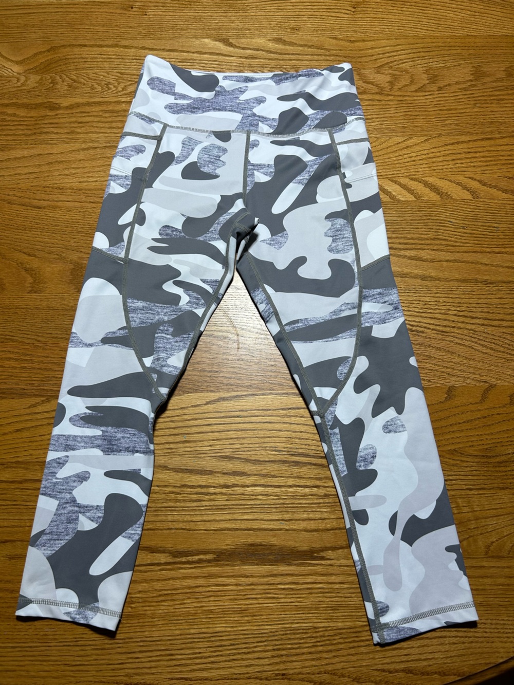 Women’s Zyia Active Capris White and Grey Camo Size Medium